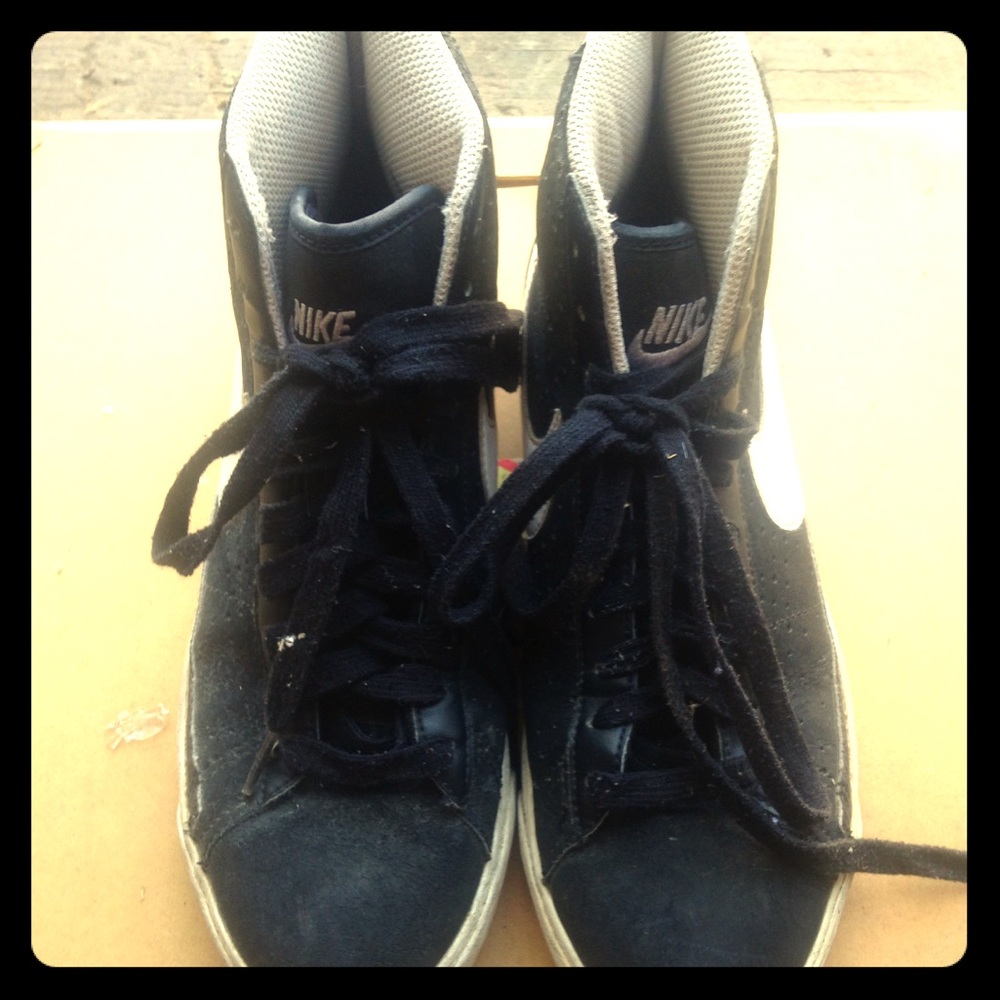 Boys Size 6 1/2 Nike Shoes.